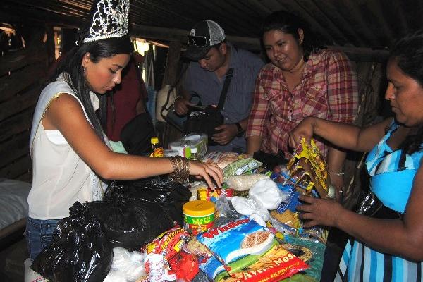 Crista Garrido clasifica los víveres que fueron entregados a familia necesitada en Coatepeque.