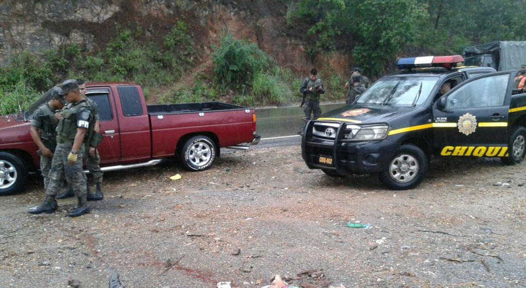 Lugar donde fue localizado el cadáver, en la orilla de carretera de Chiquimula. (Foto Prensa Libre: Edwin Paxtor)