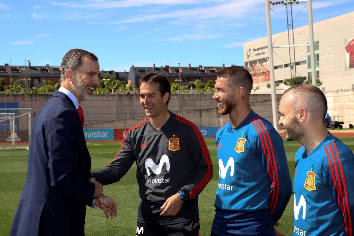 El Rey Felipe VI, junto al entrenador, Julen Lopetegui (3d), y los jugadores Sergio Ramos (2d) y Andrés Iniesta hiciera previo a su viaje a Rusia. (Foto Prensa Libre: EFE)