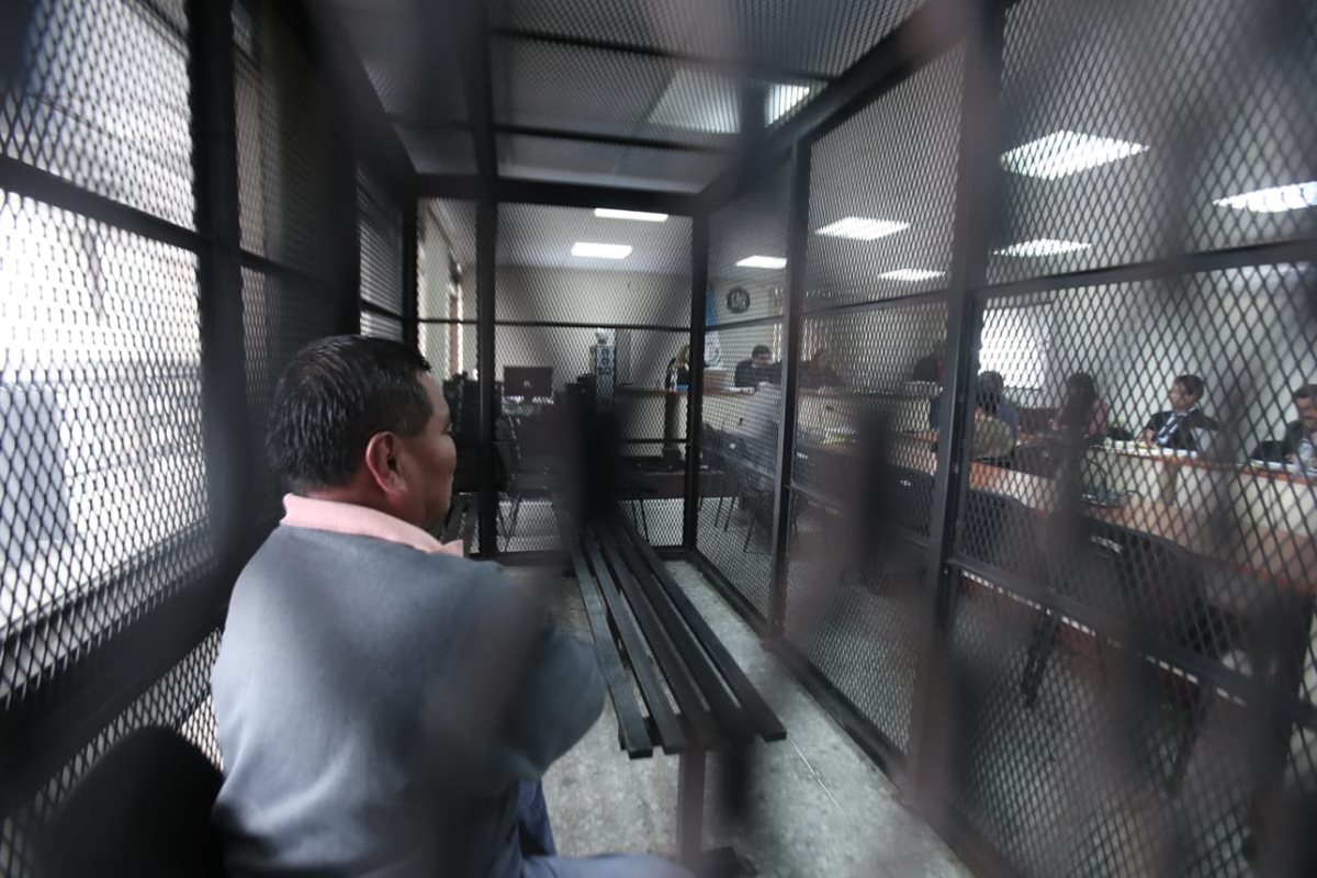 El militar retirado Santos López Alonso escuchó desde la carceleta de la sala de audiencias el relato de Ramiro Antonio Osorio Cristales. (Foto Prensa Libre: Juan Diego González)
