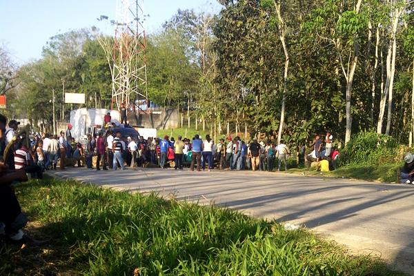 Pobladores bloquearon la salida hacia Cobán e Ixcán, debido a que tienen tres días sin el servicio eléctrico. (Foto Prensa Libre: Eduardo Sam)