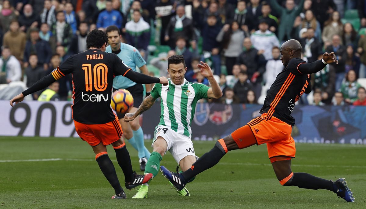 El Valencia está al borde del descenso en La Liga. (Foto Prensa Libre: EFE)