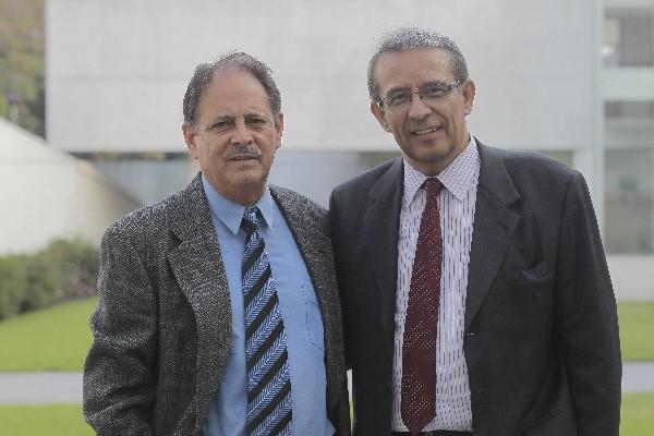 Víctor Muñoz, premio nacional de Literatura, y Gustavo Sánchez, escritor guatemalteco. (Foto Prensa Libre: Archivo)