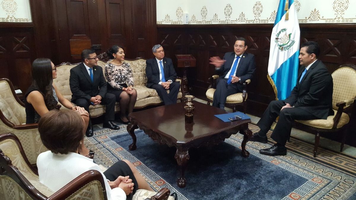 La mañana inició con la visita del presidente Jimmy Morales por la Sesión Solemne por el aniversario de la independencia de Guatemala.