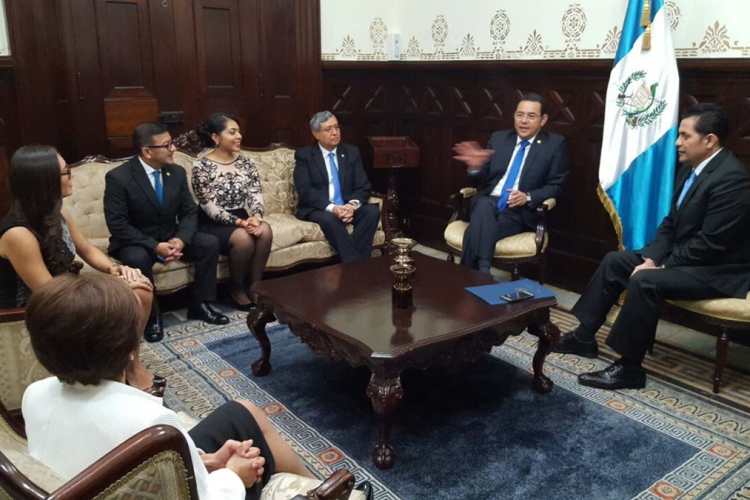 La mañana inició con la visita del presidente Jimmy Morales por la Sesión Solemne por el aniversario de la independencia de Guatemala.