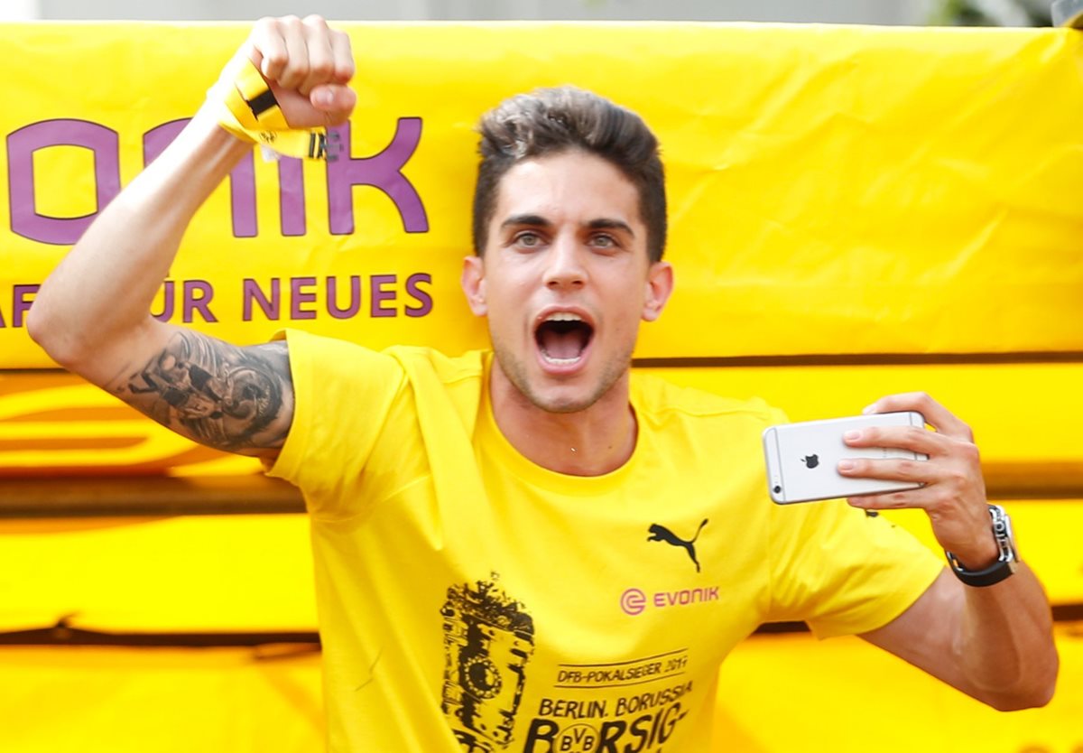 Marc Bartra festejó a lo grande luego de ganar la Copa Alemana con el Borussia Dortmund. (Foto Prensa Libre: EFE)