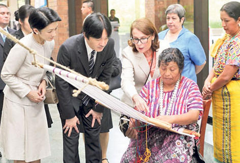 Los príncipes japoneses, durante su visita  ayer al Museo Ixchel, en la Universidad Francisco Marroquín.