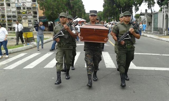 Los restos del expresidente Miguel García Granados fueron trasladados de su mausoleo hacia un nicho en el mismo Cementerio General. (Foto Prensa Libre: Luis Macha)