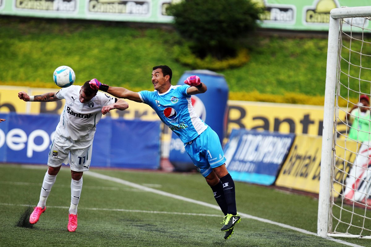 David Guerrra (derecha)es actualmente el portero más seguro. (Foto Prensa Libre: Carlos Vicente)