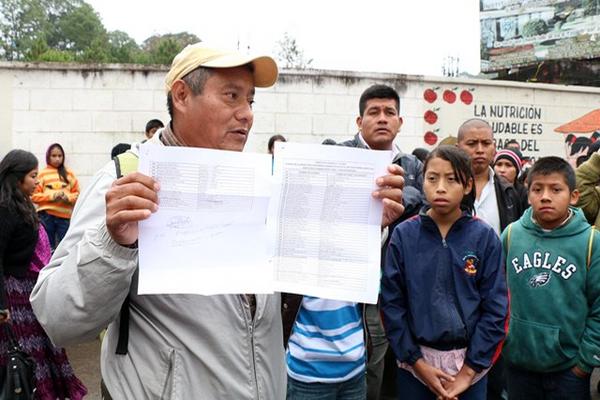 Los padres de familia aseguran que las autoridades no distribuyeron la totalidad de números para inscribir a sus hijos en Instituto Normal Mixto del Norte. (Foto Prensa Libre: Eduardo Sam).