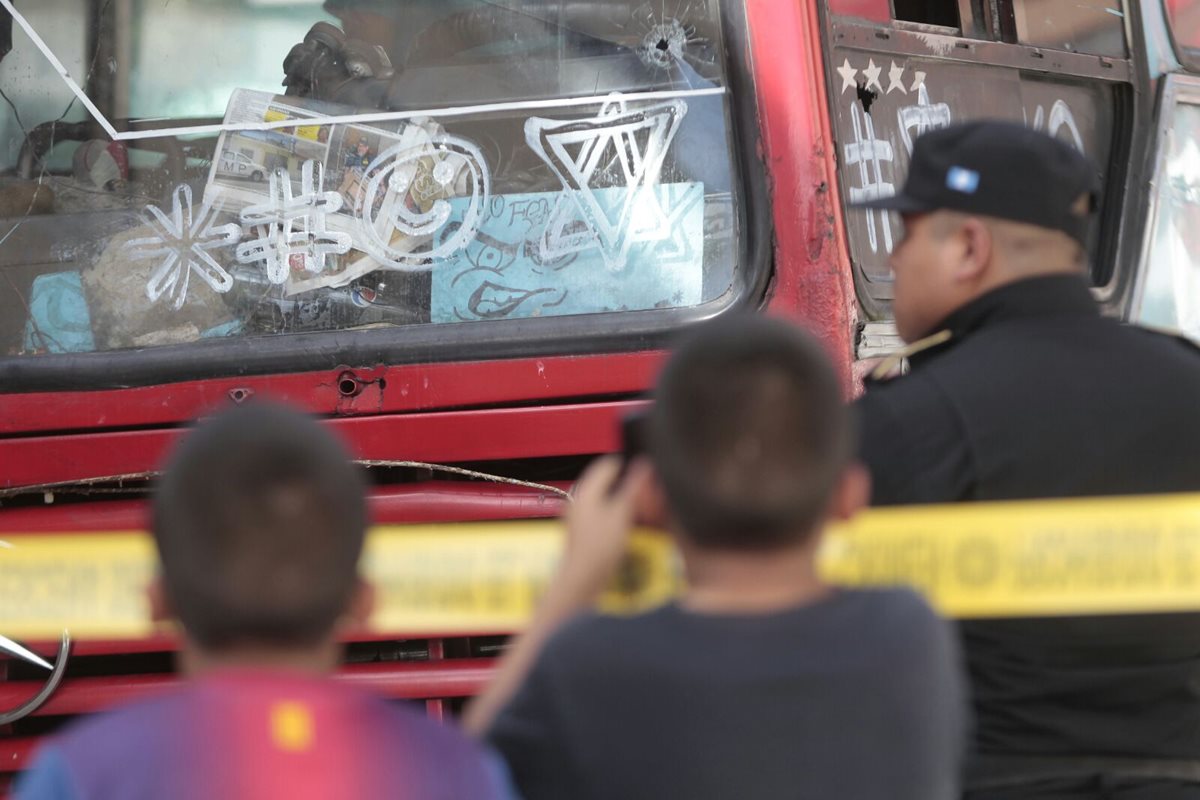 Niños que llegaron al lugar del ataque armado toman fotografías. (Foto Prensa Libre: Érick Ávila)