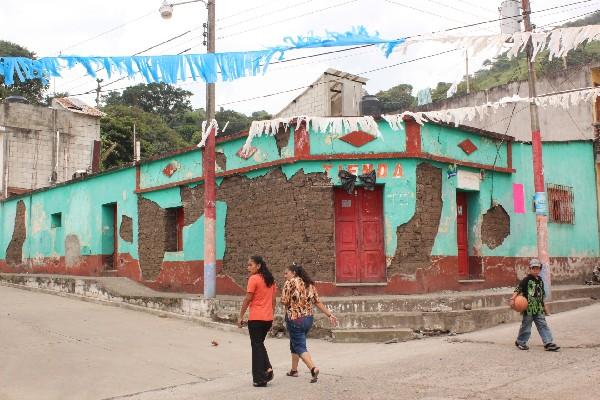 Varias casas como esta, en el barrio Las Delicias, Cuilapa, están dañadas por los temblores.