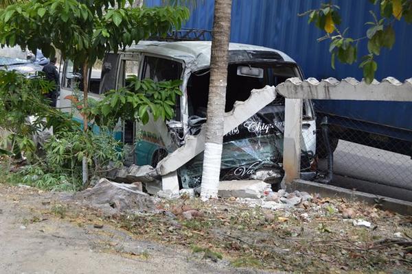 Al menos 18 personas viajaban en el microbús que fue arrastrado por el tráiler en Gualán, Zacapa. (Foto Prensa Libre: Víctor Gómez)