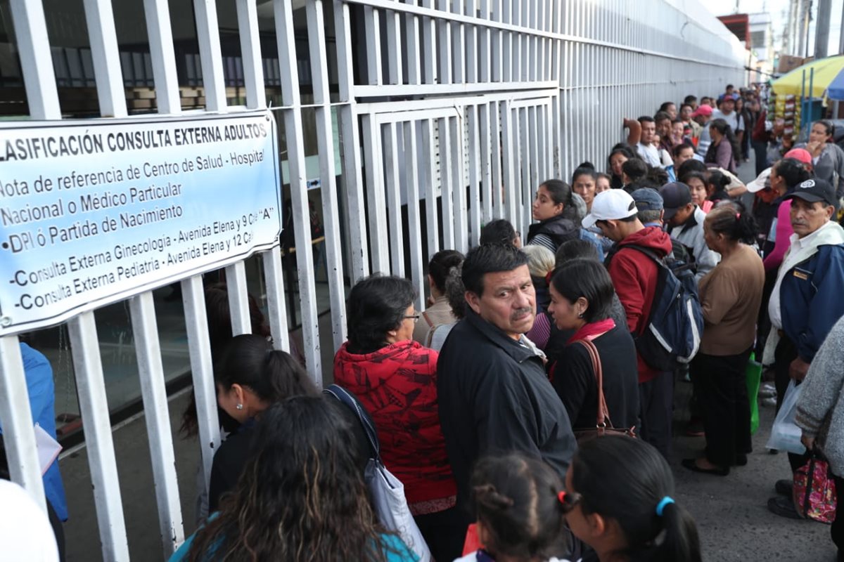 Pacientes esperan información sobre la atención de la consulta externa en el Hospital San Juan de Dios. (Foto Prensa Libre: Esbin García)