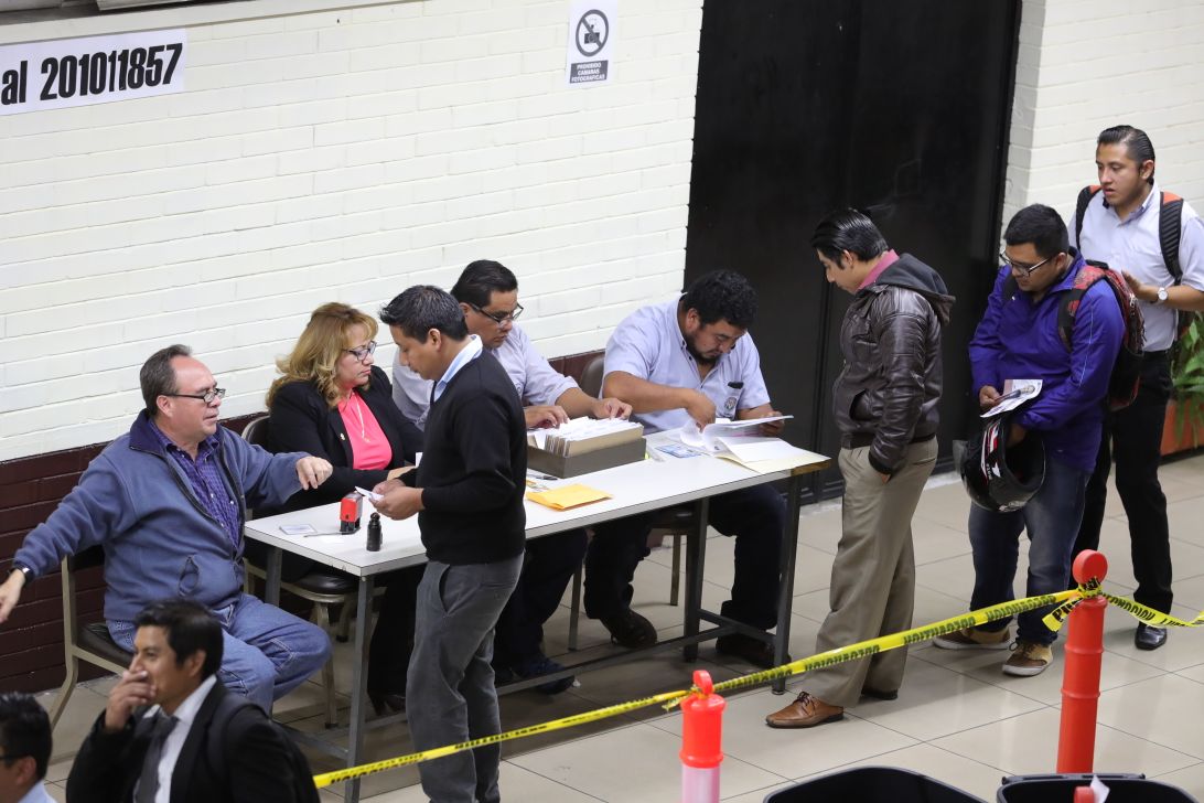 Electores emiten su voto ante los supervisores de mesa