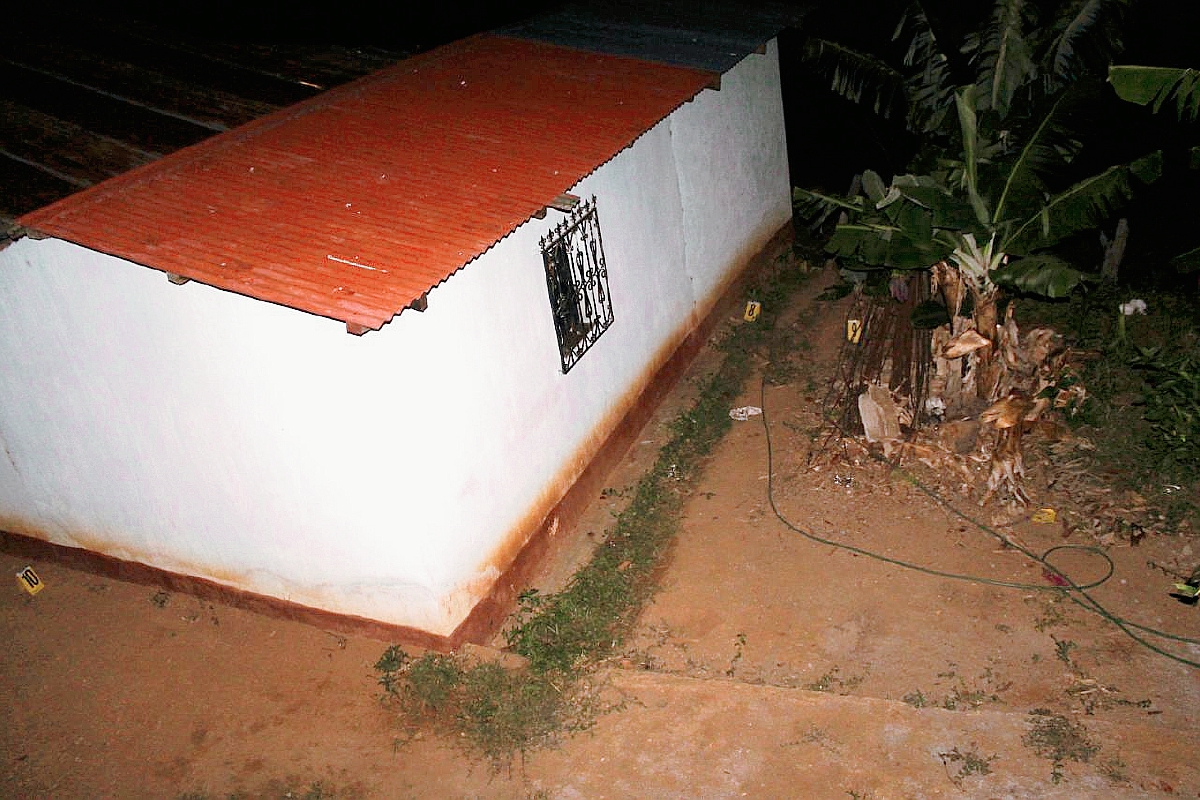 En una vivienda de la aldea Jones, Río Hondo, Zacapa, fueron localizados los cadáveres baleados de una pareja. (Foto Prensa Libre: Víctor Gómez)