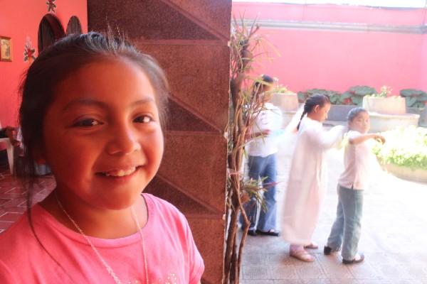 LAS NIÑAS de Las Marías desean que llegue pronto el año escolar, aunque todavía no tienen cuadernos ni los textos escolares que usarán.