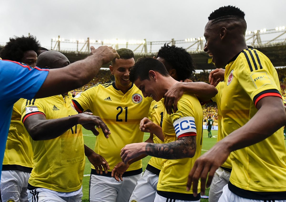 Los jugadores de Colombia celebran el gol de la victoria anotado por James Rodríguez a los 86 minutos. (Foto Prensa Libre: AFP)