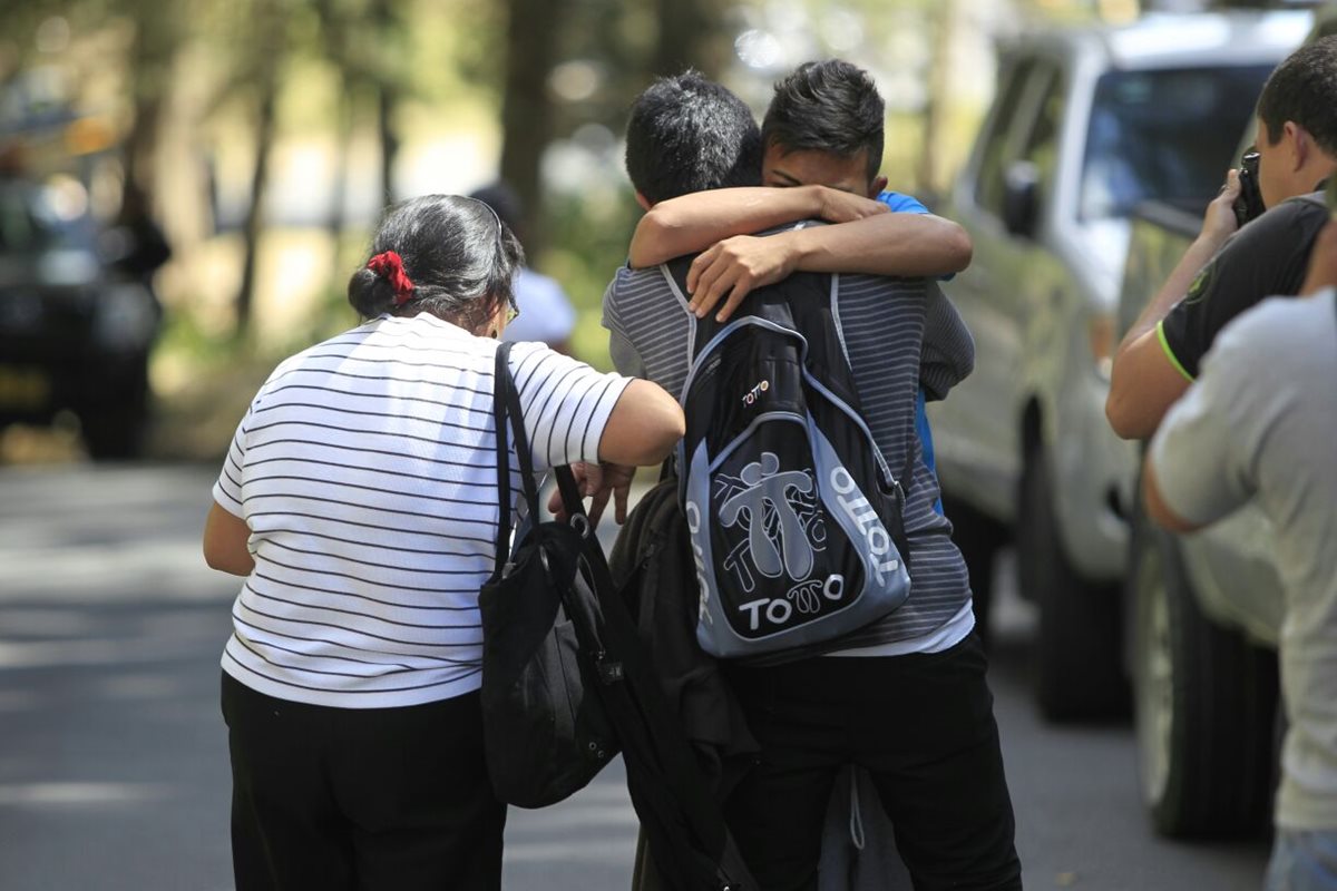 Todo era tristeza y llanto afuera del Hogar Seguro Virgen de la Asunción. (Foto Prensa Libre: Carlos Hernández)