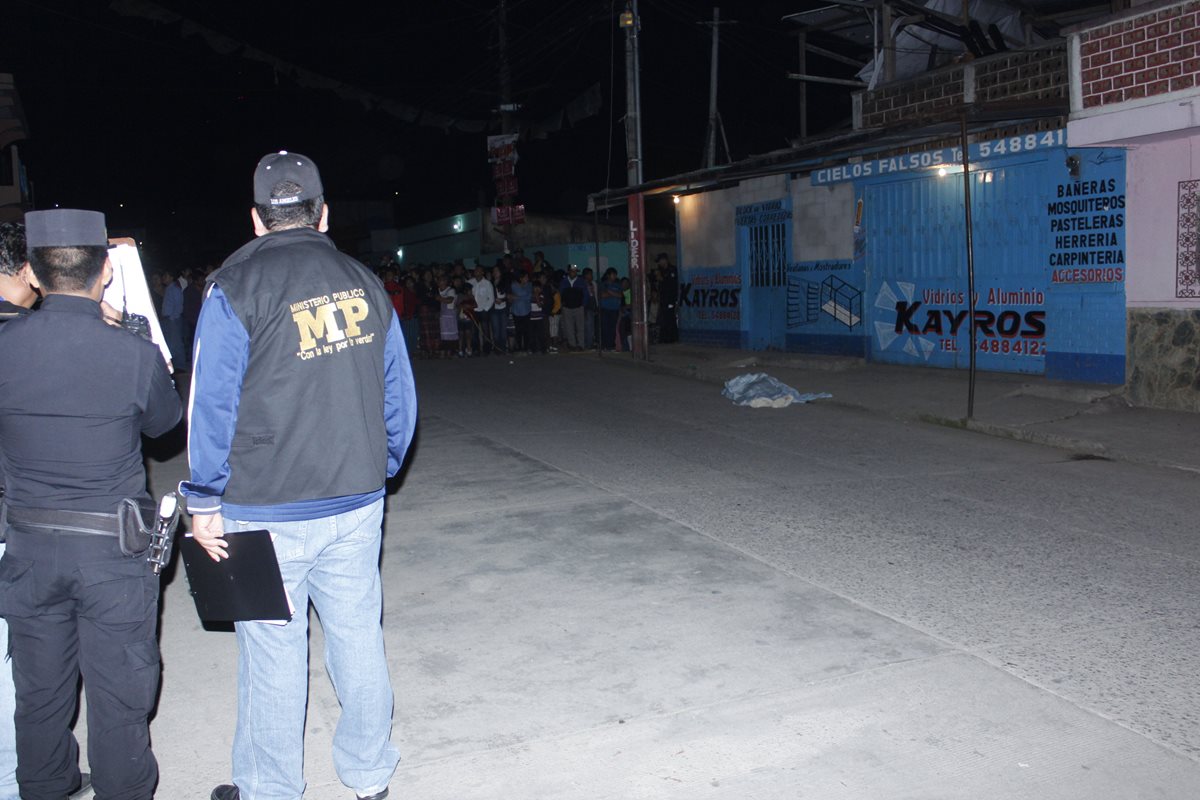 Fuerzas de seguridad resguardan escena del crimen donde un hombre fue ultimado, en Chimaltenango. (Foto Prensa Libre: Víctor Chamalé)