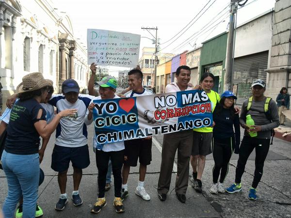 Desde Chimaltenango viajaron los manifestantes para apoyar en las protestas. (Foto Prensa Libre: Rosa Bolaños)
