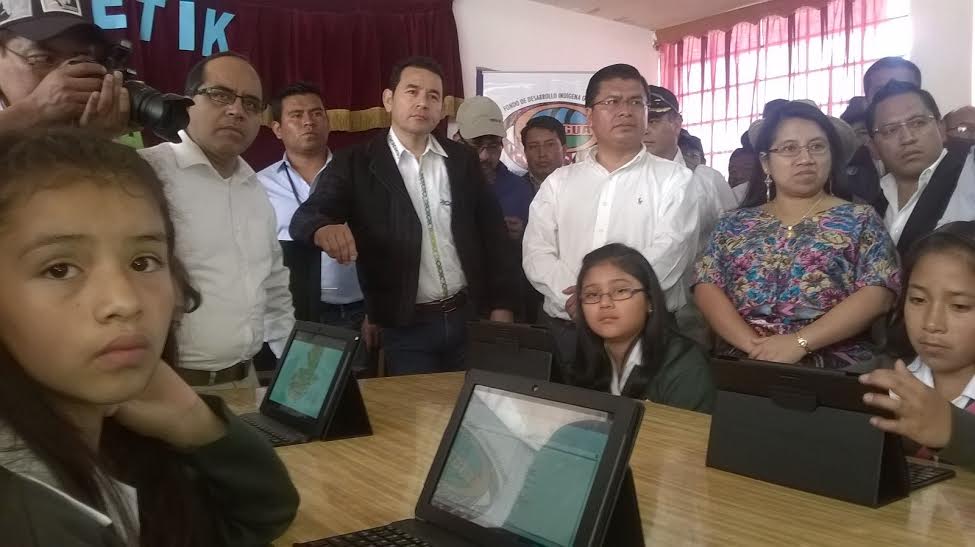 Tabletas electrónicas fueron entregadas por el mandatario a una escuela de la localidad. (Foto Prensa Libre: Ángel Julajuj)