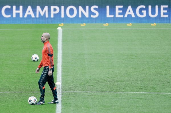 Al finalizar la conferencia de prensa, Pep Guardiola dirigió la sesión de entrenamiento del Bayern Múnich en el Camp Nou. (Foto Prensa Libre: AFP).
