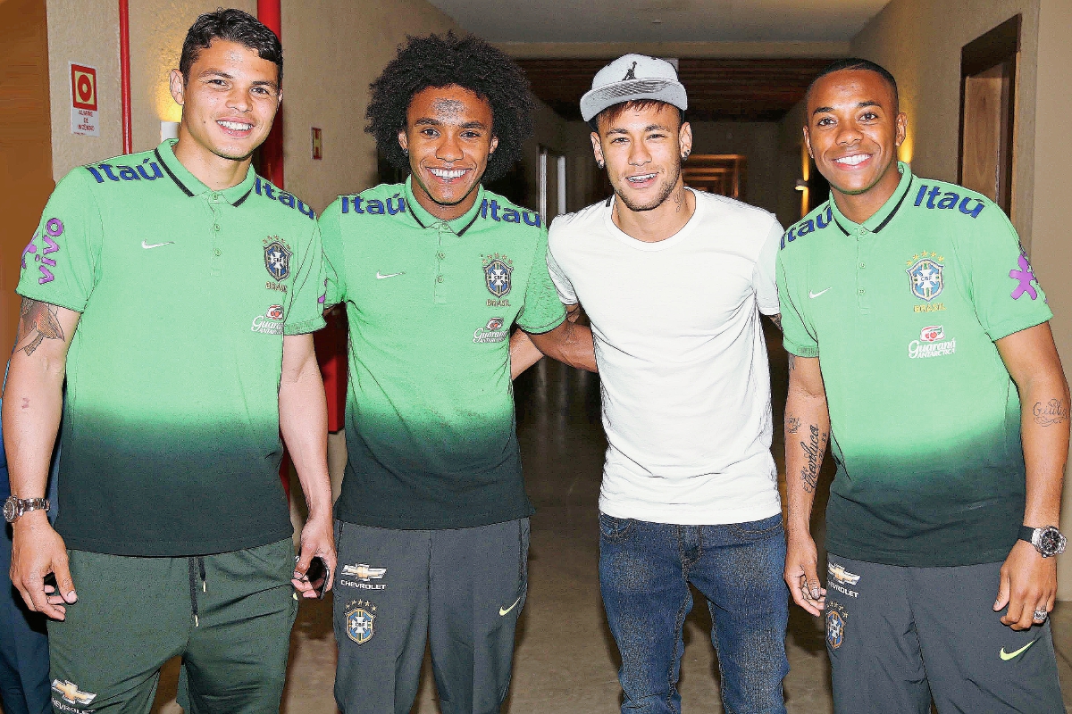 Neymar posa junto a sus compañeros de equipo Thiago Silva, Willian y Robinho, en su arribo a Porto Alegre. (Foto Prensa Libre: AFP)