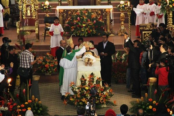 Monseñor Ramiro Pellecer consagra la imagen de Jesús Sepultado de Ciudad Vieja, Sacatepéquez. (Foto Prensa Libre: Miguel López). 