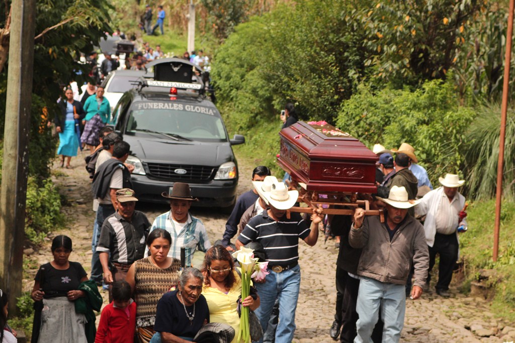 Vecinos de San Marcos acompañan el sepelio de las cinco víctimas de alud, en Santa Catarina Pinula, Guatemala. (Foto Prensa Libre: Aroldo Marroquín)