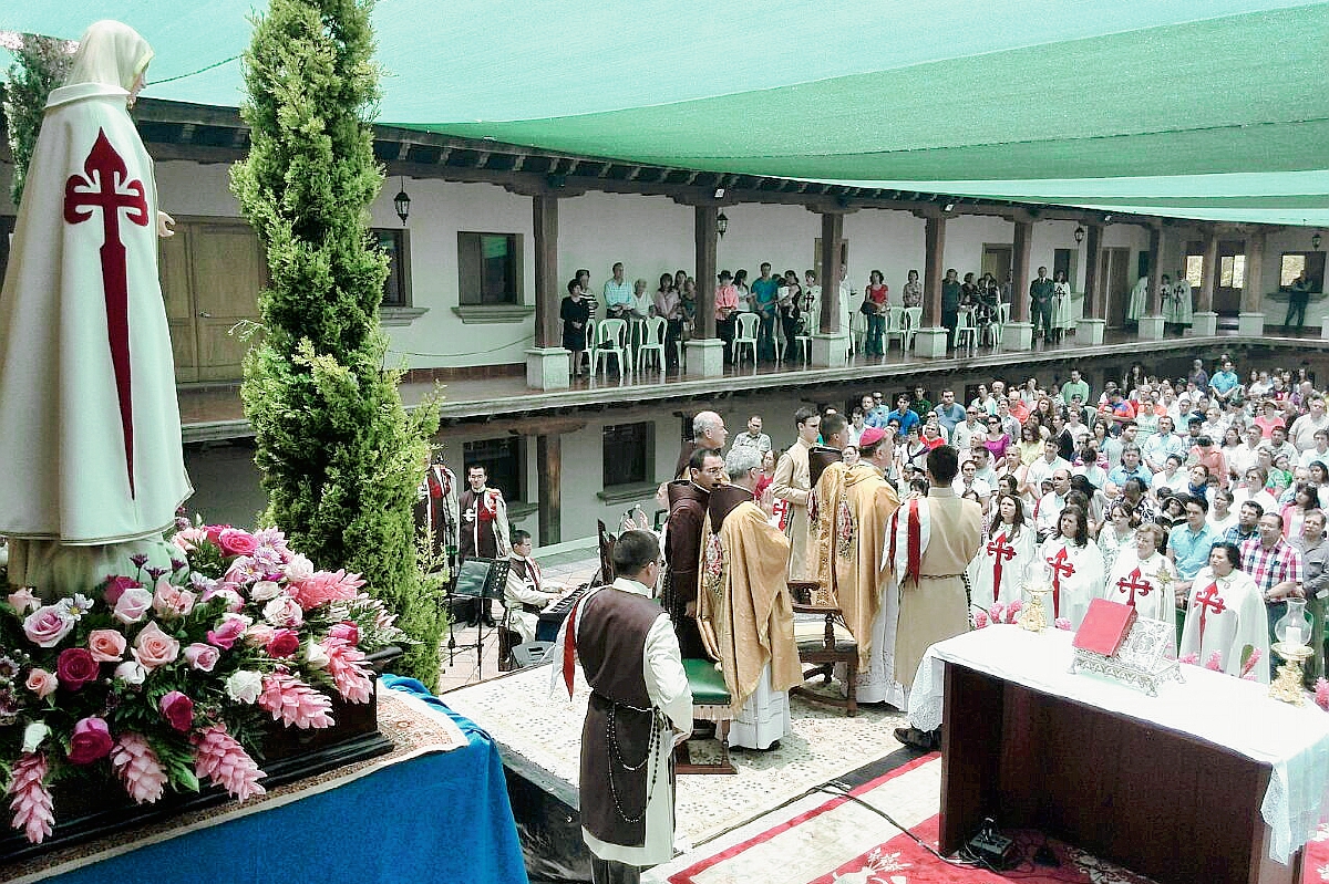 La congregación Heraldos del Evangelio conmemoran apariciones de la Virgen de Fátima.