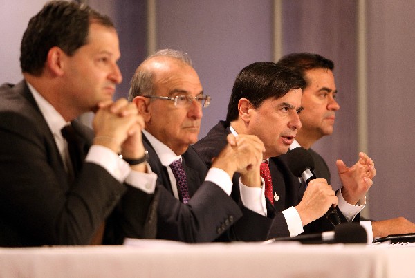 La delegación gubernamental de las negociaciones, durante una conferencia de prensa. (Foto Prensa Libe: EFE)