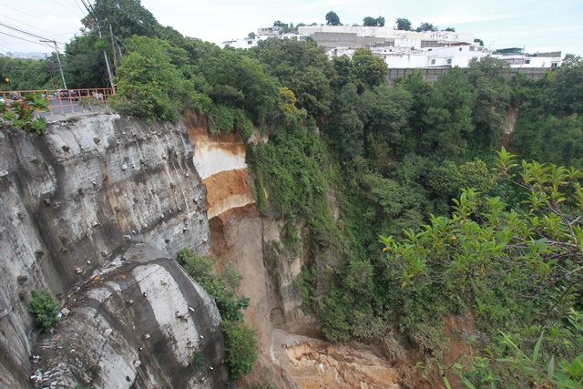 La municipalidad de Mixco tiene previsto reforzar el suelo del talud o construir un puente en San Marino, zona 8 de Mixco. (Foto Prensa Libre: Hemeroteca)