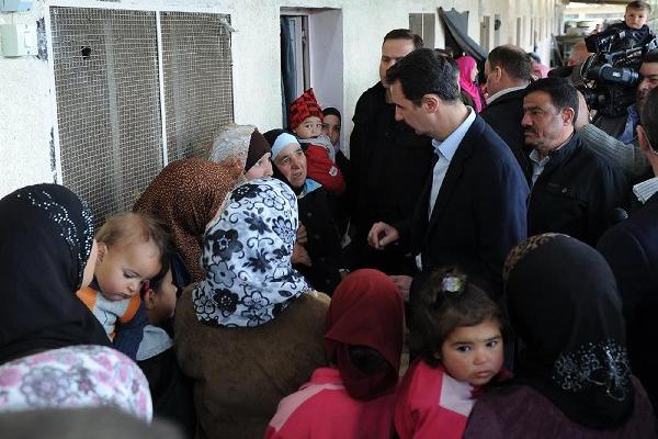Bachar al Asad, presidente de Siria visita a refugiados. (Foto Prensa Libre: AP).<br _mce_bogus="1"/>