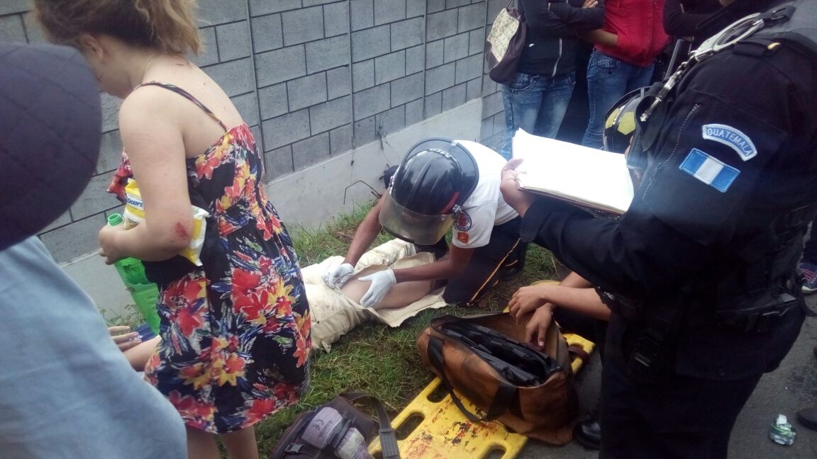 Heridos en la triple colisión son atendidos por Bomberos Voluntarios. (Foto Prensa Libre: Provial)