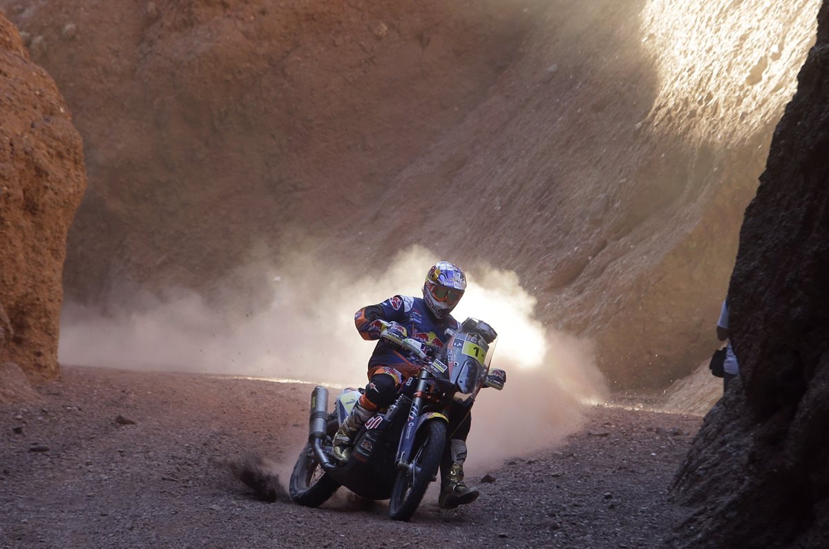 El motociclista australiano Toby Price (KTM) , vigente campeón del Dakar, quedó fuera de la competición al caerse de su motocicleta en la cuarta etapa y fracturarse el fémur izquierdo. (Foto Prensa Libre: EFE)
