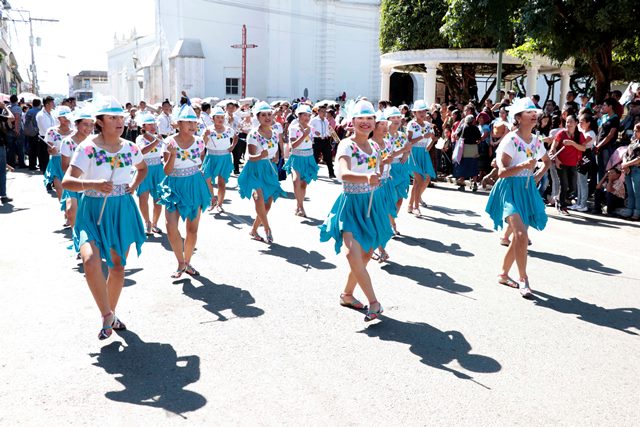 Estudiantes de institutos básicos participaron en el desfile en el casco urbano de Cobán. (Foto Prensa Libre: Eduardo Sam)