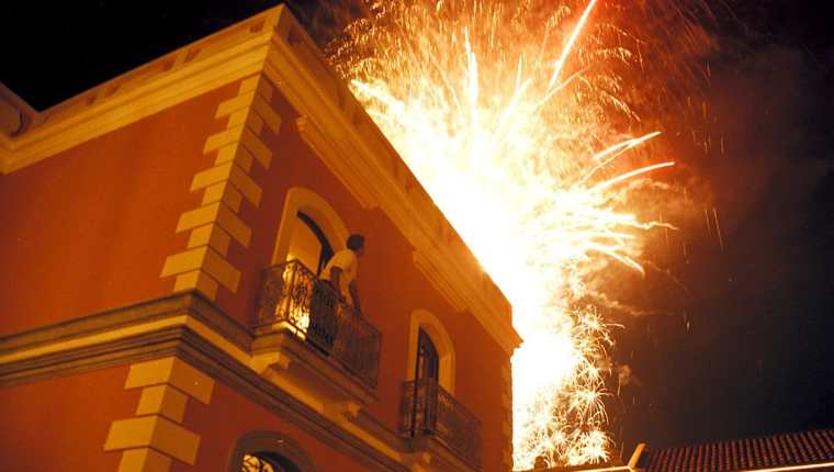 La celebración con fuegos artificiales no resulta sano ni agradable para algunas personas. (Foto, Hemeroteca PL)