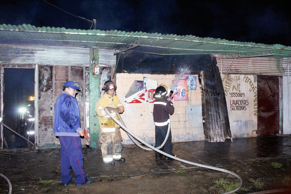 Socorristas controlan    incendio en El Tejar, Chimaltenango. (Foto Prensa Libre: Víctor Chamalé)