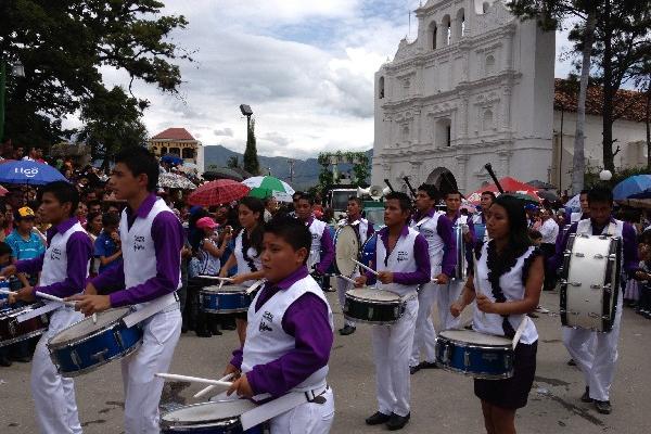 Una de las 19 bandas que participaron en el desfile inaugural, en Salamá, Baja Verapaz.
