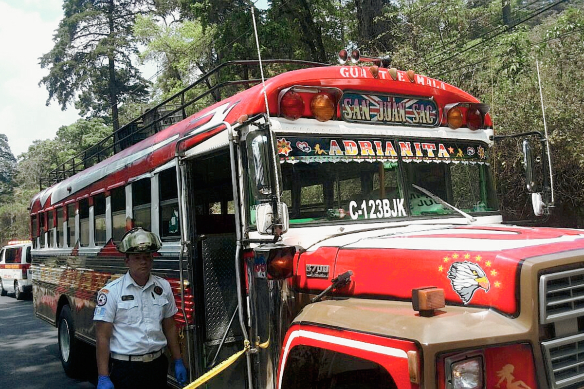 El piloto de un bus murió al ser atacado en la ruta a San Juan Sacatepéquez( Foto Prensa Libre: Erick Ávila)