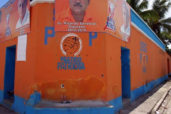 Víctimas fueron identificadas tras ataque armado ocurrido en sede del Partido Patriota en San Manuel Chaparrón. (foto Prensa Libre: Hugo Oliva)