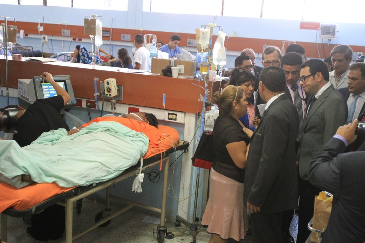 El presidente Jimmy Morales, visitó el Hospital General San Juan de Dios. (Foto Prensa Libre: Esbin García)