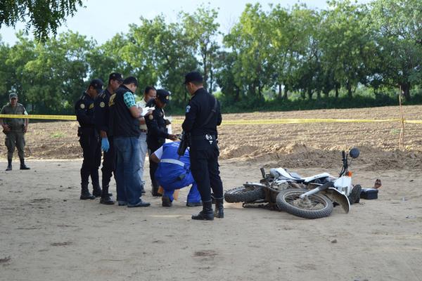 Fiscales del Ministerio Público revisan el área donde murió el agente de seguridad privada. (Foto Prensa Libre: Víctor Gómez) 