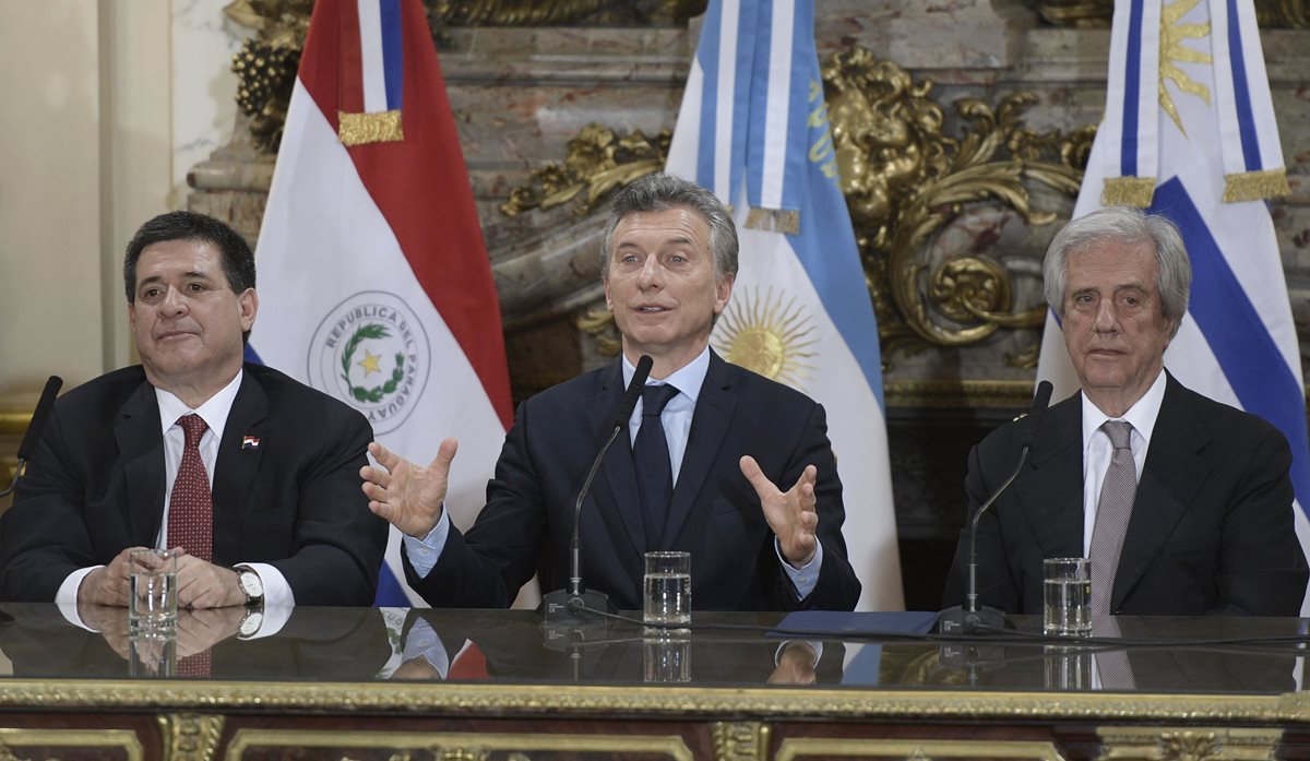 Los presidentes de Paraguay, Argentina y Uruguay en conferencia de prensa durante el anuncio de la candidatura conjunta para el Mundial de 2030. (Foto Prensa Libre: AFP)