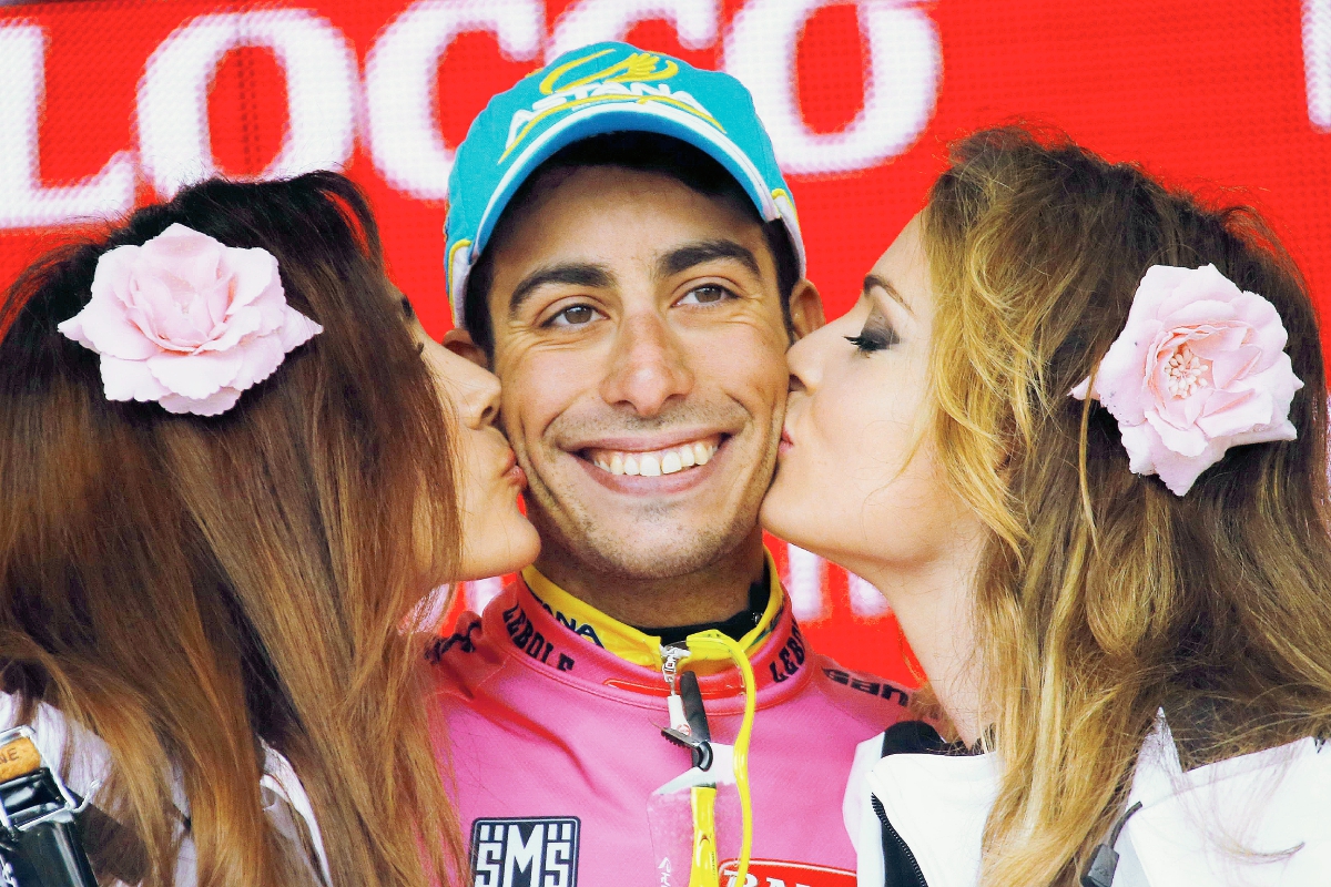 Fabio Aru celebra en el podio tras convertirse en el nuevo líder del Giro de Italia. (Foto Prensa Libre: AP)