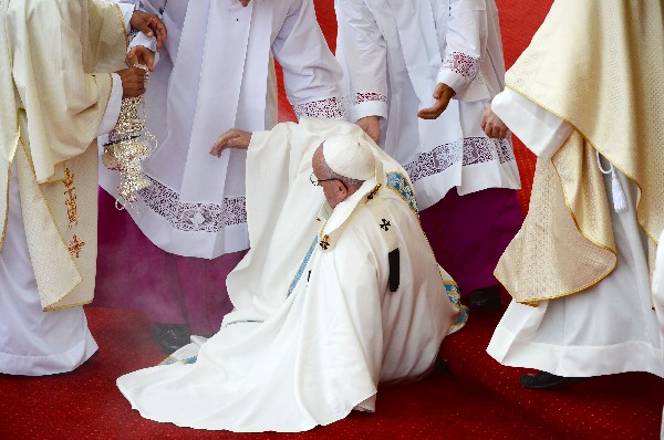 El Papa sufre una caída durante la misa en el monasterio de Jasna Gora en Czestochowa. (Foto Prensa LIbre:AFP).