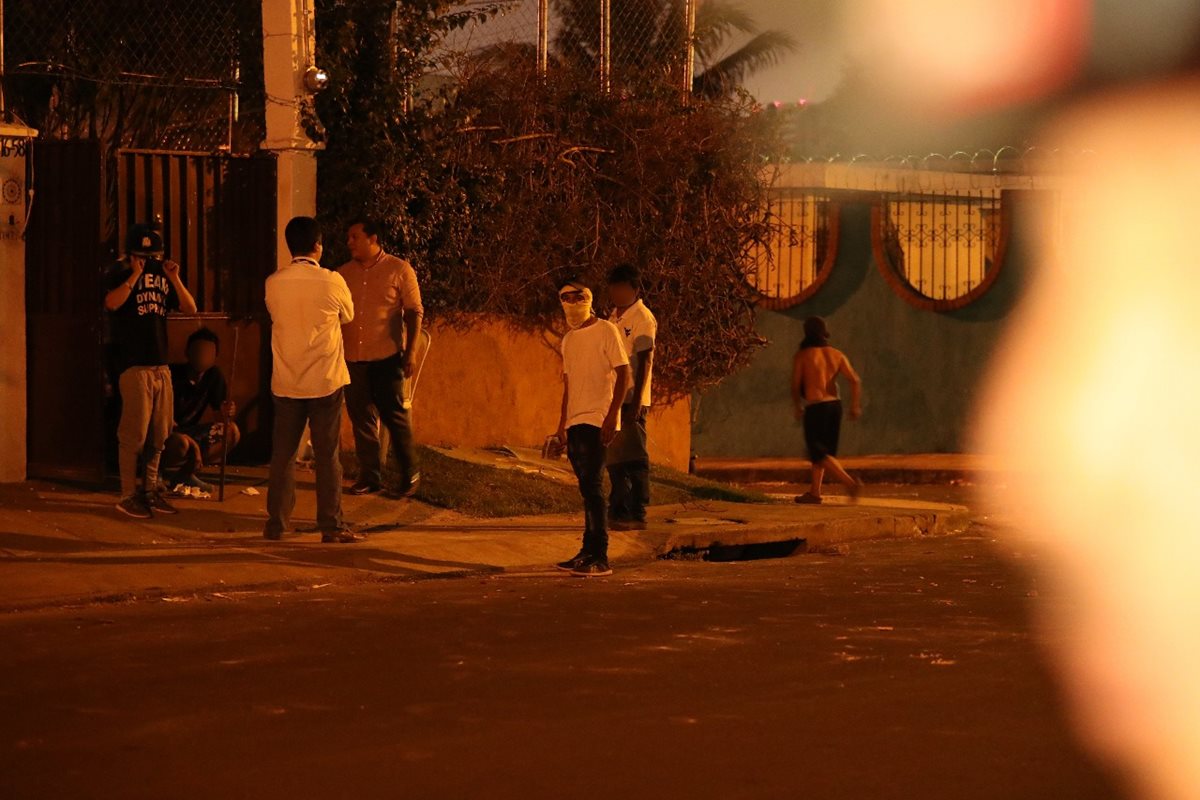 Jovénes causan nuevos disturbios en anexo Hogar Virgen de la Asunción en la zona 15. (Foto Prensa Libre: Antonio Jiménez)