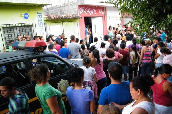 Una mujer fue asesinada en el interior de su negocio en El Jícaro, El Progreso. (Foto Prensa Libre: Héctor Contreras)<br _mce_bogus="1"/>