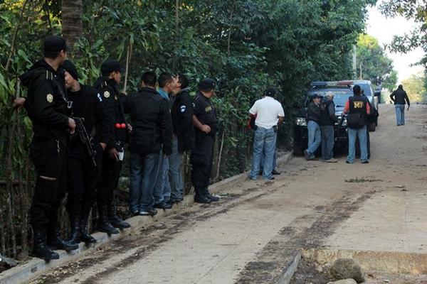 Autoridades participan en un allanamiento realizado en un sector de El Asintal. (Foto Prensa Libre: Rolando Miranda) <br _mce_bogus="1"/>